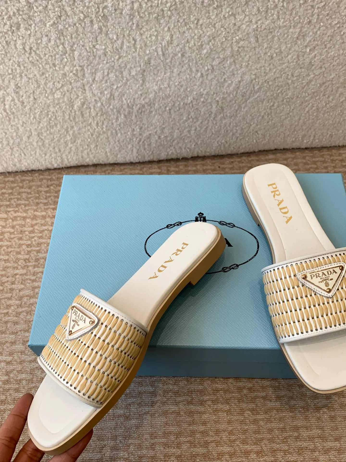 👟👟Ex-factory price 420👟👟 Prada 25ss new spring and summer Prada woven slippers Modern lines and original architectural volumes define these complex charms. The iconic geometric shape of the Prada triangle inspires the heel design, highlighting the taper and soft curves with a unique modern touch.  Upper: original woven upper, lining cowhide, outsole: Italian genuine leather outsole Size: #35-42 (40, 41, 42 customized, non-refundable)
